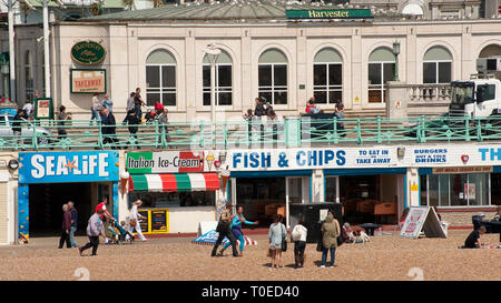 Cafés an der Küste von der Küstenstadt Brighton, Sussex, England. Stockfoto