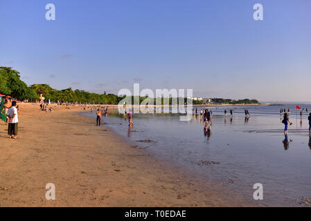 BALI - Indonesien/06.03.208: Menschen zu Fuß auf den Strand bei Sonnenuntergang und Ebbe, Insel Bali, Indonesien Stockfoto