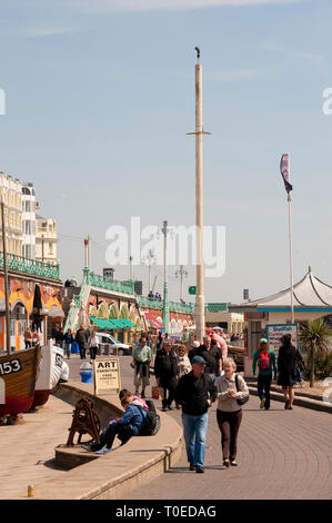 Menschen zu Fuß entlang der Promenade ausserhalb der Fischerei Museum in der Küstenstadt Brighton, Sussex. Stockfoto