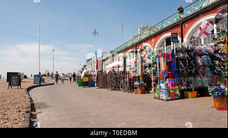 Menschen zu Fuß entlang der Promenade an der Küste von Brighton, Sussex, England. Stockfoto