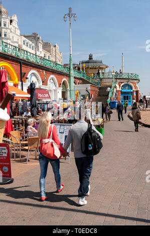 Menschen zu Fuß entlang der Promenade an der Küste von Brighton, Sussex, England. Stockfoto