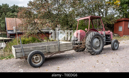 Retro red old Traktor mit Wagen Stockfoto