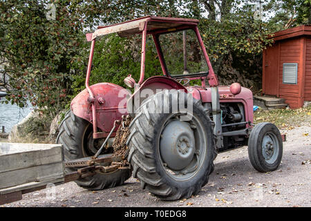 Retro red old Traktor mit Wagen Stockfoto