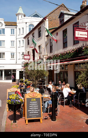 Leute vor einem italienischen Restaurant in die Gassen der Küstenstadt Brighton, Sussex, England sitzen. Stockfoto