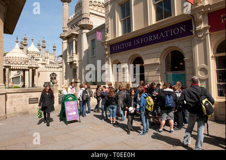 School party Besuch des Royal Pavilion in der Küstenstadt Brighton, Sussex, England. Stockfoto