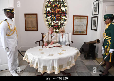 Der Prinz von Wales und die Herzogin von Cornwall zeichen Buch der Besucher während ihres Treffens mit dem Generalgouverneur von Barbados, Ihrer Exzellenz Dame Sandra Maurer im Government House, Bridgetown, Barbados, wie Sie Ihre Tour durch die Karibik fort. Stockfoto