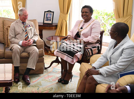 Der Prinz von Wales Treffen mit dem Generalgouverneur von Barbados, Ihrer Exzellenz Dame Sandra Maurer im Government House, Bridgetown, Barbados. Stockfoto