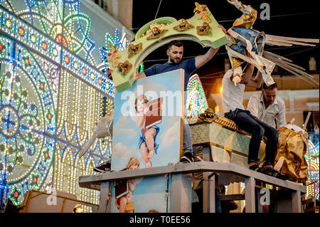 Italien Basilikata Nach dem Madonna an der Kathedrale übernommen wurde, die Wagen mit voller Geschwindigkeit auf der Piazza Vittorio Veneto, wo sie von den Menschen in Matera, wer wird es durch das reißen alle die verschiedenen Teile der Pappmaché zerstören angegriffen werden wird gestartet. Matera, Italien Stockfoto