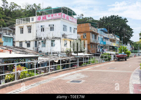 Bunte Wohngebäude auf der kleinen Insel Hong Kong von Peng Chau Stockfoto