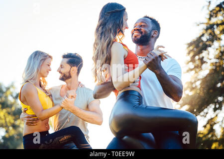 Gruppe von Menschen tanzen Kizomba im Sonnenuntergang Stockfoto