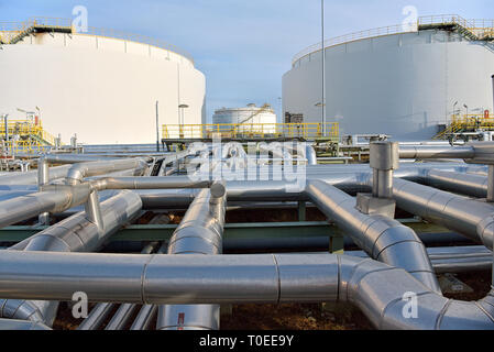 Pipeline, Lagertanks und Gebäude einer Raffinerie - Anlagen zur Herstellung von Kraftstoffen Stockfoto