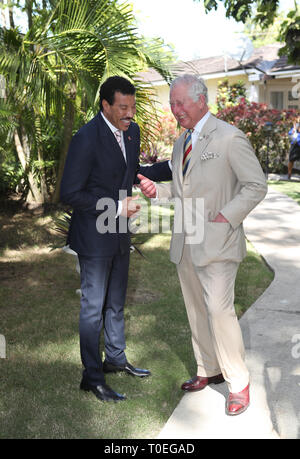 Der Prinz von Wales, Sänger Lionel Richie in der Prince's Trust International Reception im Coral Reef Club Hotel, Folkestone, Barbados, als er seine Tour durch die Karibik fort. Stockfoto