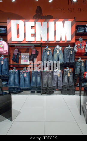 Eine große Denim anmelden Adams, ein Kinder kleidung shop Stockfoto