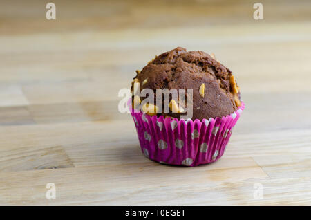 Schokolade und Haselnuss muffin auf hölzernen Tisch Stockfoto