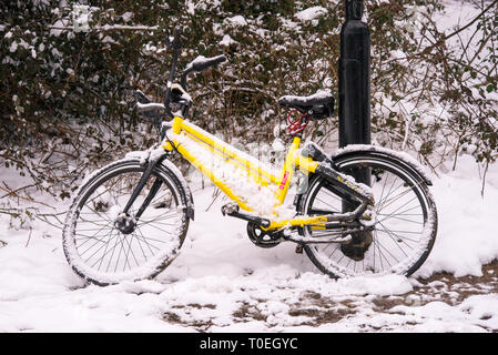 Ein Fahrrad vom YoBike dockless Bike Sharing in Schnee auf Southampton Gemeinsame aufgegeben. Stockfoto