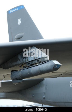 Die Lockheed Martin Sniper pod für Target Identification und präzise Waffen Anleitung gesehen auf einem USAF Boeing B-52 H strategischer Bomber 2019 verwendet Stockfoto