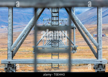 Alte Zeche Personennahverkehr Säulen, Longyearbyen, Svalbard, Norwegen Stockfoto