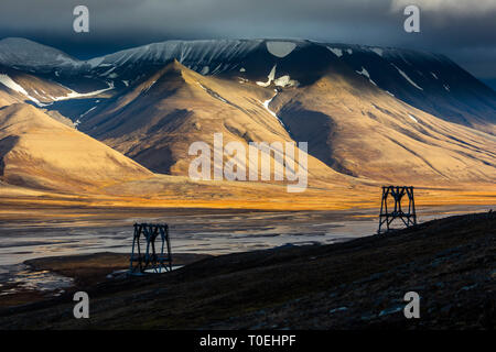 Alte Zeche Personennahverkehr Säule und majestätischen Blick über Adventdalen, Longyearbyen, Svalbard, Norwegen Stockfoto