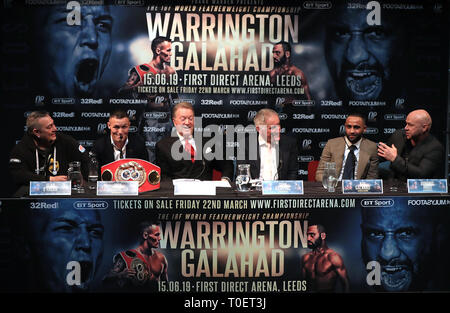 (Rechts - links) Trainer Sean O'Hagan, Josh Warrington, Veranstalter Frank Warren, Boxen Kommentator John Rawling, Kid Galahad (links) und Trainer Dom Ingles während der Pressekonferenz im Carriageworks Theater, Leeds. Stockfoto