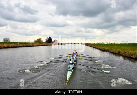 Die Universität Cambridge Crew während einer Trainingseinheit im Vordergrund Mühle Waschen, Ely. Stockfoto