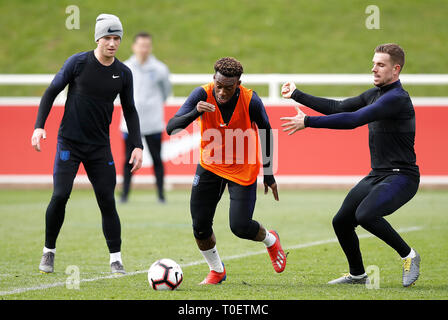 England's Callum Hudson-Odoi (links) beim Kampf um den Ball mit Jordanien Henderson (rechts) und Ben Chilwell (links), während des Trainings im St George's Park, Burton. Stockfoto