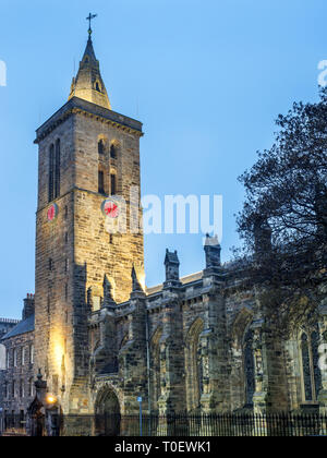 St. Salvators College Kapelle von North Street in der Morgendämmerung St Andrews, Fife, Schottland Stockfoto