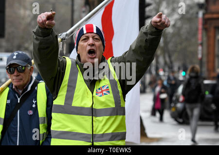 Godards Anhänger tragen gelbe Weste gesehen am Amtsgericht Westminster während riefen Parolen. Brexit Demonstrant und führendes Mitglied der "Gelbe Weste UK' Bewegung James Goddard erschien am Amtsgericht Westminster, wo er für belästigende MP Anna Soubry außerhalb des Parlaments erhoben wurde, und er wird auch von zwei öffentlichen Ordnung Straftaten gegen einen Polizisten vorgeworfen. Nur wenige Anhänger der Goddard, wo außerhalb Amtsgericht Westminster vorhanden. Stockfoto