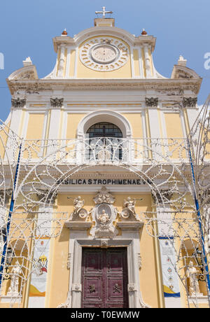 Die Basilika Santa Trofimena ist ein zentraler Ort im Dorf von Minori an der Amalfiküste in Italien Stockfoto