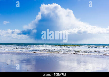 Die Wellen auf den Strand von Bournemouth, Dorset, Großbritannien, Stockfoto