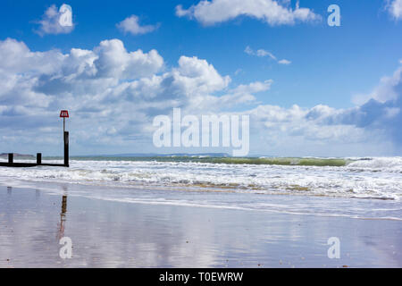 Die Wellen auf den Strand von Bournemouth, Dorset, Großbritannien, Stockfoto