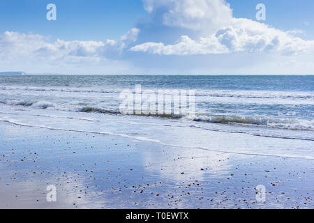 Die Wellen auf den Strand von Bournemouth, Dorset, Großbritannien, Stockfoto