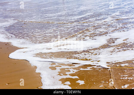 Wellen auf den Strand, Bournemouth, Dorset, Großbritannien Stockfoto