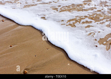 Nahaufnahme der einige Wellen an den Strand plätschern, Bournemouth, Dorset, Großbritannien Stockfoto