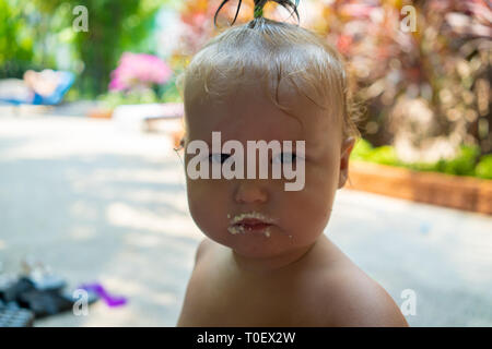 Mädchen ein Jahr alt Porträt eines Kindes mit Essen verschmiert. cute Kids essen Konzept. Stockfoto