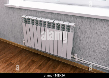 Moderne Heizkörper im Haus oder Wohnung. Haushalt bimetallischen Batterien. Panel Wasser Kühler in einem Wohngebiet. Stockfoto