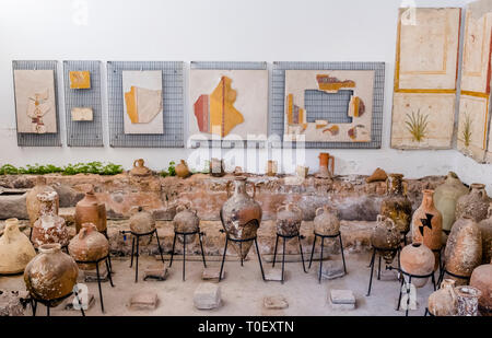 Urnen, Vasen und andere Keramik angezeigt unter Fragmente bemalte Wände von den alten römischen Ruinen, in der Villa Romana in Minori, Italien Stockfoto