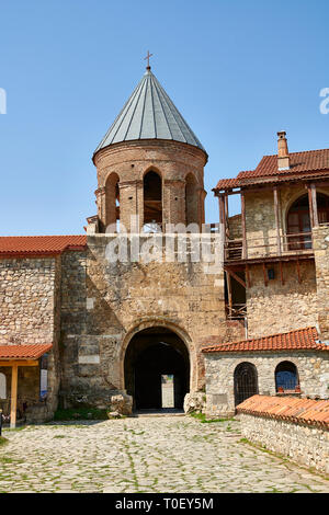 Fotos und Bilder von der Pforte der mittelalterlichen Kathedrale Alaverdi St George & Klosteranlage, die aus dem 11. Jahrhundert, in der Nähe von Telavi, Georgien (Land). Stockfoto