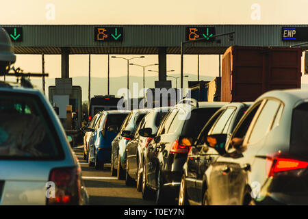 Autos und Lkws warten am Punkt der gebührenpflichtigen Autobahn - Mautstelle Check Point Stau - Maut peage Stockfoto