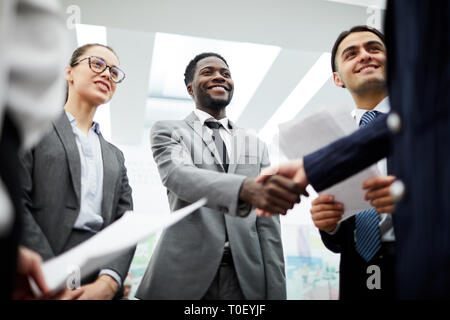 Afrikanischen Geschäftsmann Gruß Partner Stockfoto