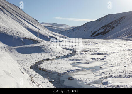 Fluss Avon, Winter im Glen Avon, Cairngorms, Scotlasnd, UK. Stockfoto