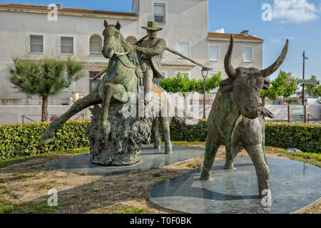 Saintes-Maries-de-la-Mer, Provence, Camarque, Frankreich - 01.Juni 2017: Stierkampf, Bronze Statue. Skulptur von Guardian auf Camargue Pferd. Stockfoto