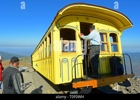 Mount Washington Cog Railroad auf dem Gipfel des Mount Washington im Weißen Berg im Herbst, New Hampshire, USA. Stockfoto