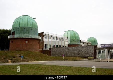 Weite Einstellung auf das Observatory Science Centre, Herstmonceux, East Sussex, Großbritannien, in der alle drei Teleskop kuppeln Stockfoto