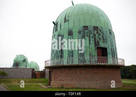 Die drei Teleskop Kuppeln im Observatory Science Centre, Herstmonceux, East Sussex, Großbritannien Stockfoto