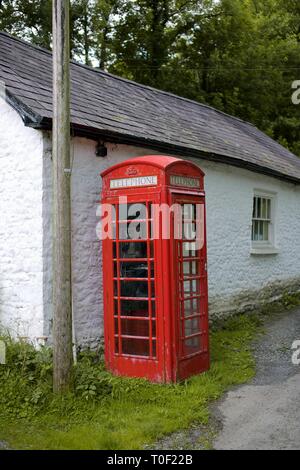 Traditionelle Rote UK Phone Box in einem kleinen Dorf in Cwmdu, Carmarthenshire, Wales Stockfoto