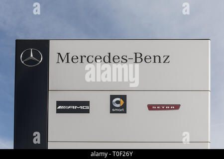 Marken der Daimler AG Mercedes-Benz, AMG, smart und Setra außerhalb ein Autohaus Stockfoto
