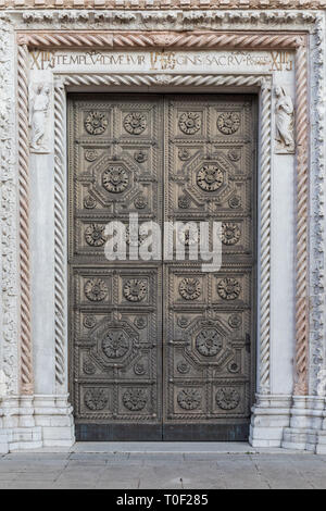 Eingang an der Duomo di Santa Maria Assunta in Cividale del Friuli, Italien Stockfoto