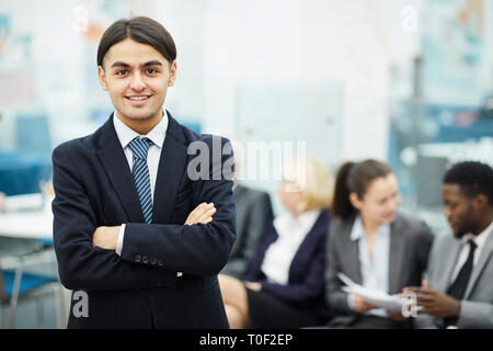 Junge Businessmn Posing Stockfoto