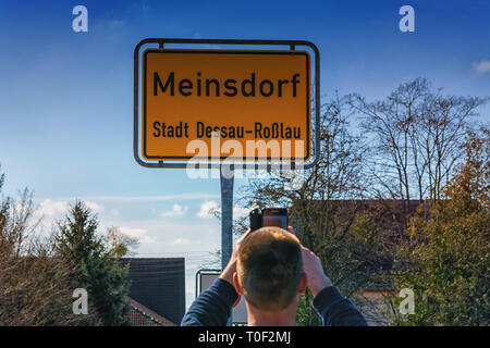 Stadt Ortseingangsschild des Dorfes Meinsdorf, Stadt Dessau-Roßlau in Deutschland. Stockfoto