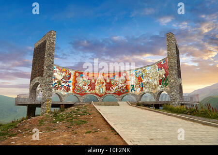 Die sozialistische Kunst des Vertrags von Georgievsk oder Freundschaft Denkmal auf der Military Road, Jvari, Gudauri, Georgien (Land) Stockfoto